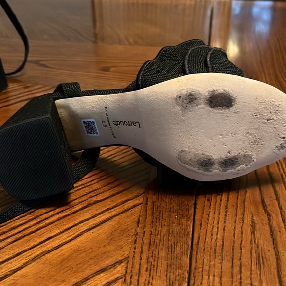 LARROUDE SELENA RUFFLE SANDAL IN BLACK RAFFIA. SIZE 5.5. - Picture 9 of 10